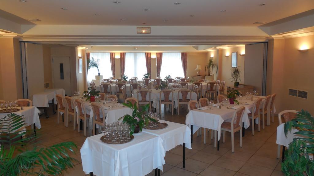 Logis Hotel Restaurant Des Voyageurs Pont-de-Salars Exteriör bild
