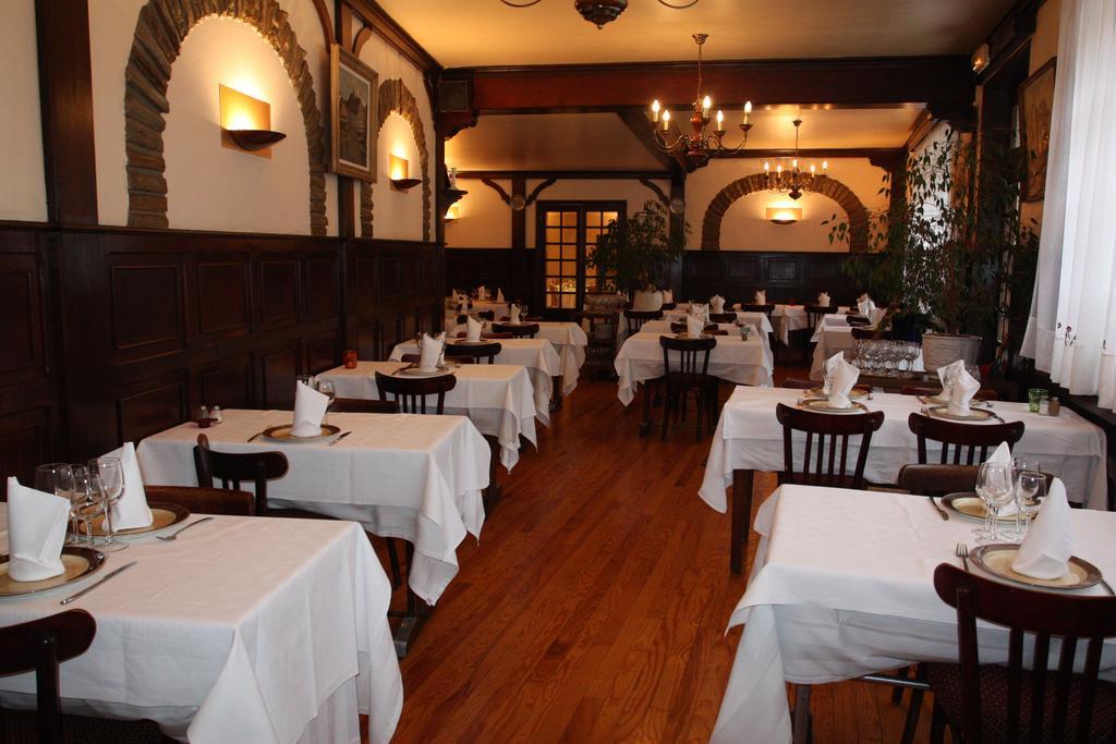 Logis Hotel Restaurant Des Voyageurs Pont-de-Salars Rum bild