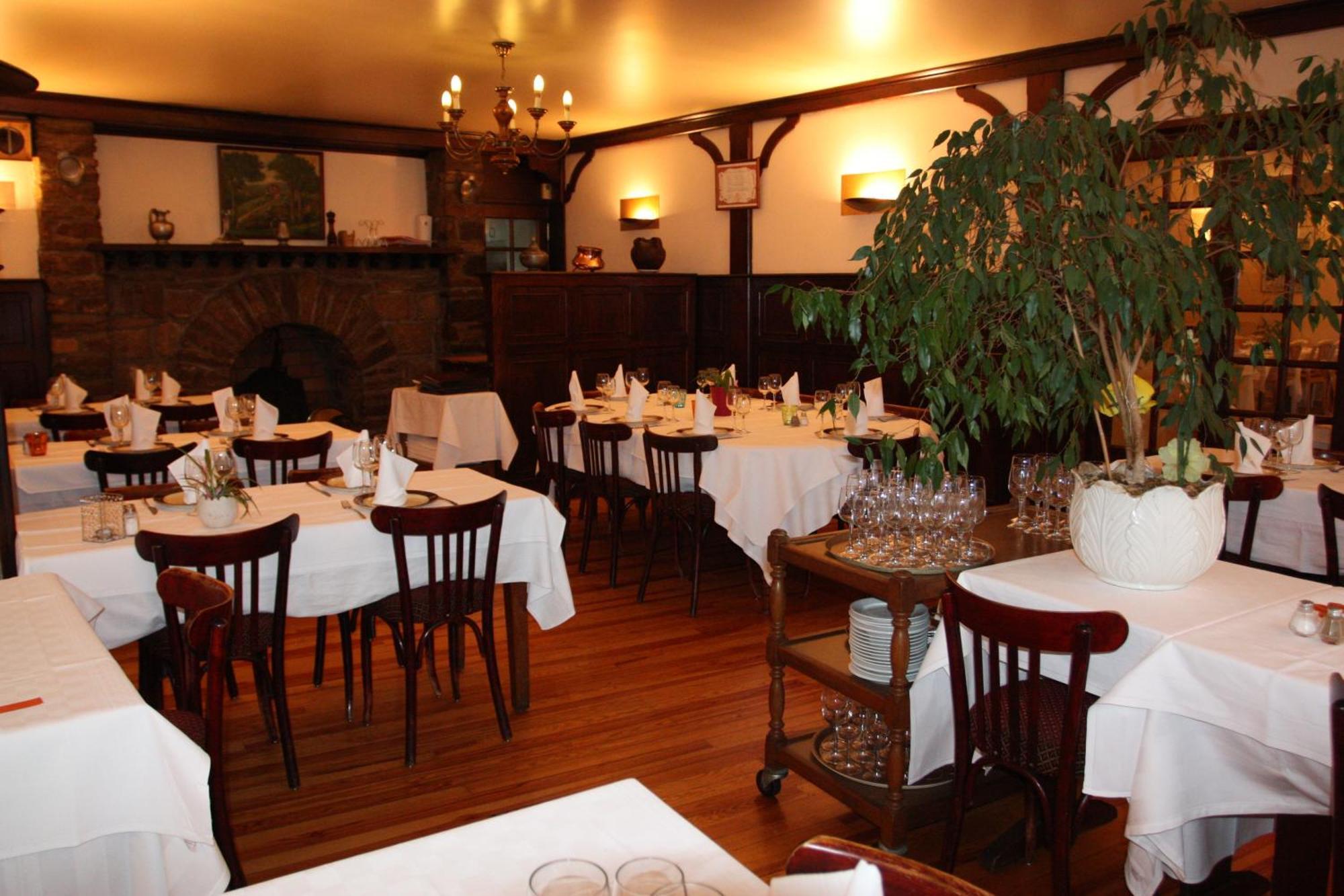 Logis Hotel Restaurant Des Voyageurs Pont-de-Salars Rum bild