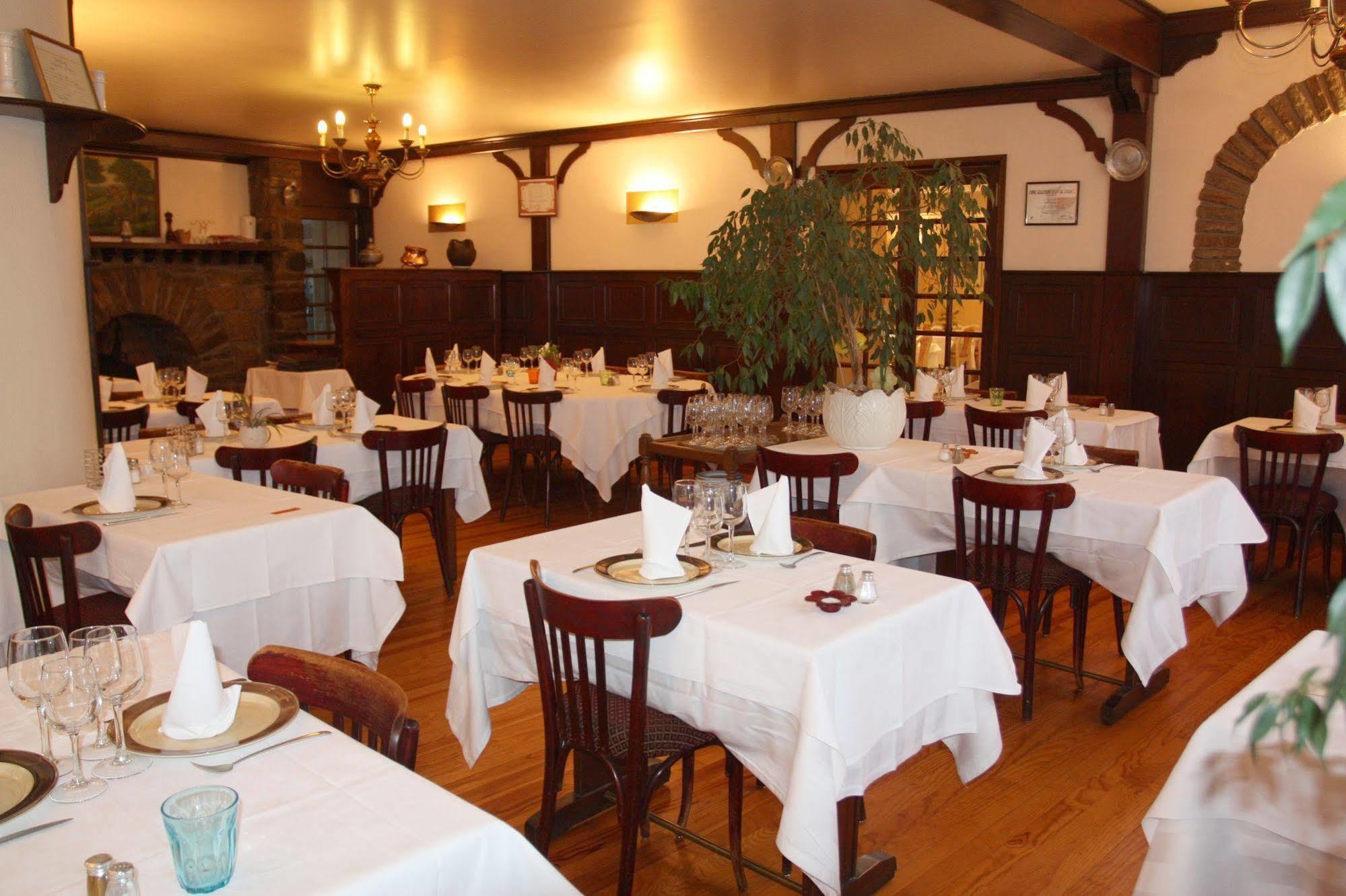 Logis Hotel Restaurant Des Voyageurs Pont-de-Salars Exteriör bild