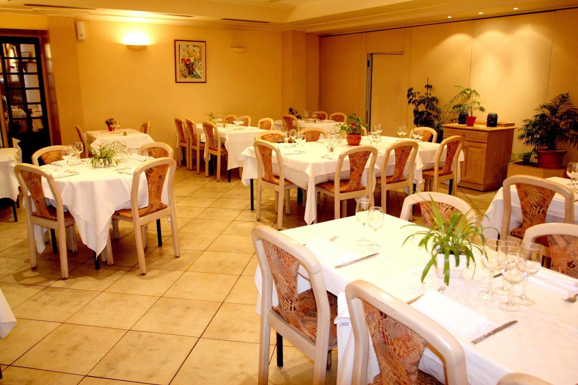 Logis Hotel Restaurant Des Voyageurs Pont-de-Salars Exteriör bild