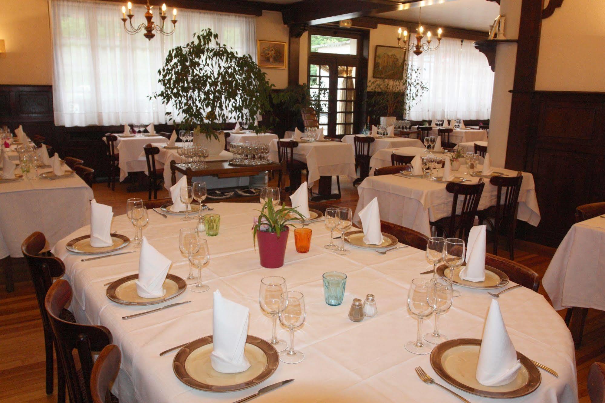 Logis Hotel Restaurant Des Voyageurs Pont-de-Salars Exteriör bild