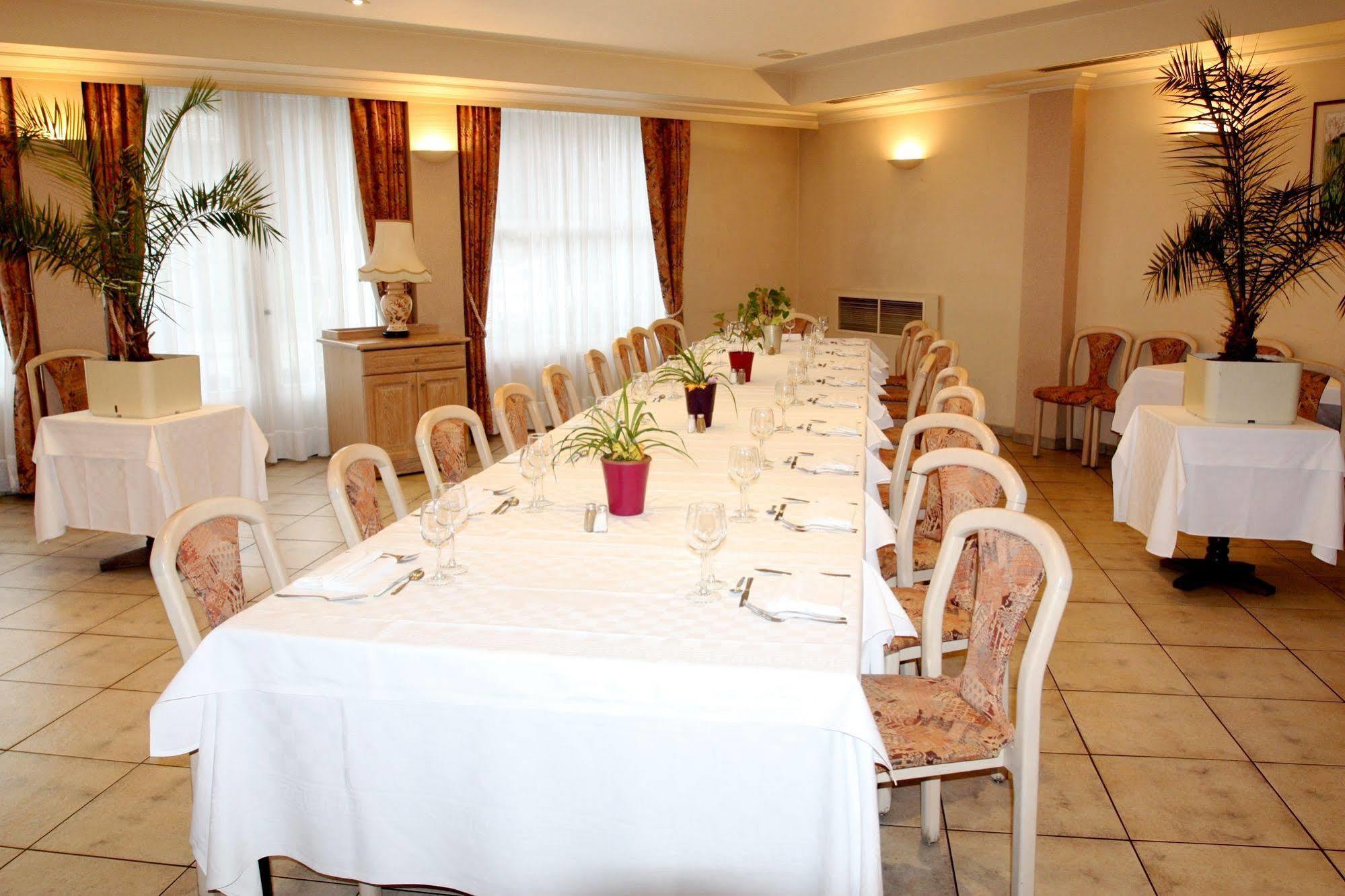 Logis Hotel Restaurant Des Voyageurs Pont-de-Salars Exteriör bild