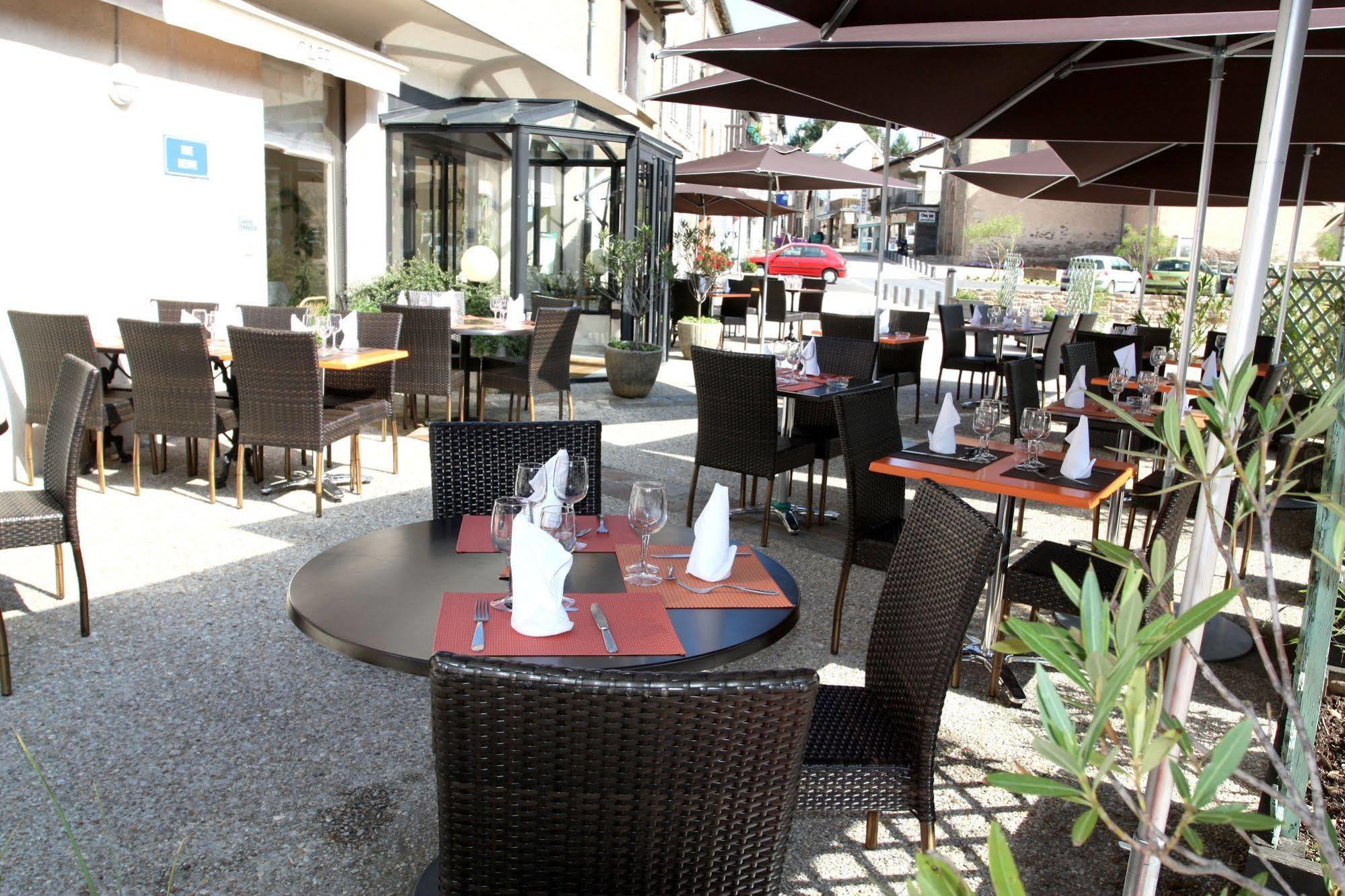 Logis Hotel Restaurant Des Voyageurs Pont-de-Salars Exteriör bild