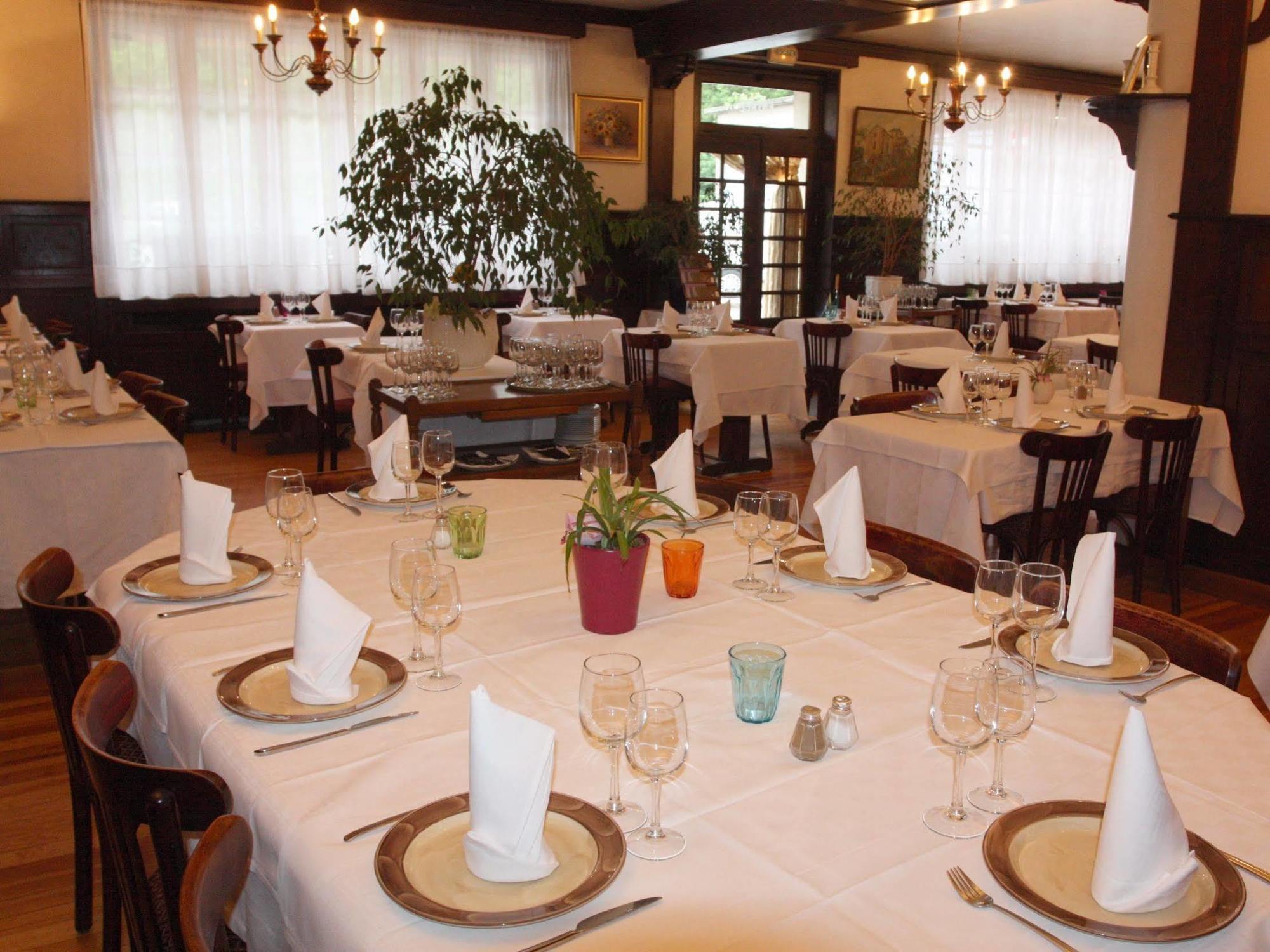 Logis Hotel Restaurant Des Voyageurs Pont-de-Salars Exteriör bild